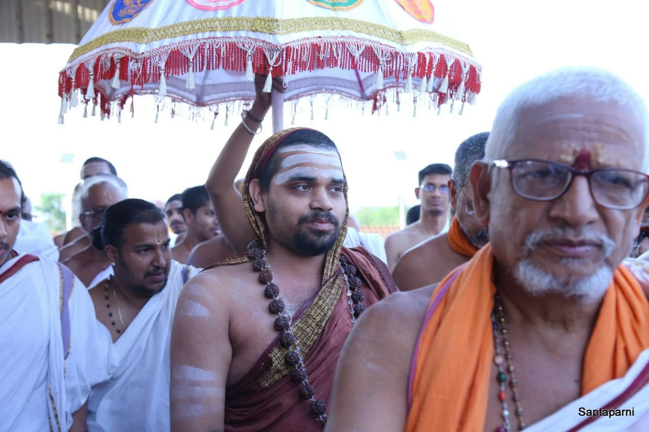 Sringeri Jagadguru Sri Sri Sri Vidhushekhara Bharati Swamy visited our Gowshala, performed GowPooja and blessed Sri. Raman & Smt. Chellamma for the services they do for GowMathas and protecting our Dharma 🙏